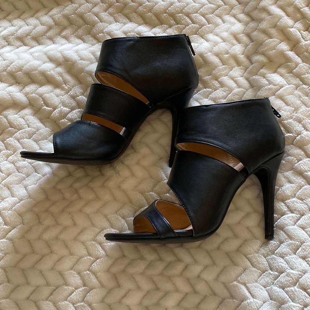 Like new, only worn 1 or 2 times.